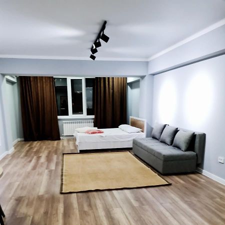 Апартаменты В Центре, В Новом Доме Almaty Exterior foto