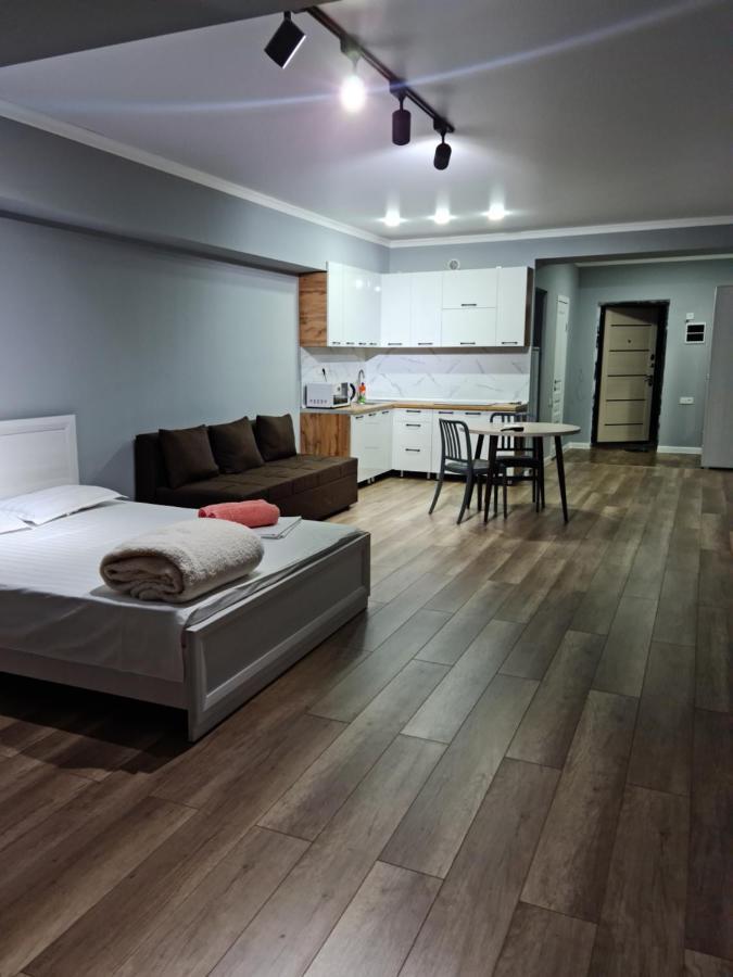 Апартаменты В Центре, В Новом Доме Almaty Exterior foto