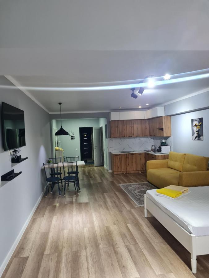 Апартаменты В Центре, В Новом Доме Almaty Exterior foto